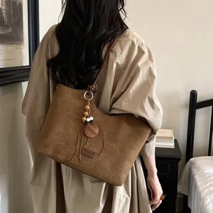 Vintage bruine suèdetas tote voor dames, grote capaciteit dagelijkse schoudertas met hangers.