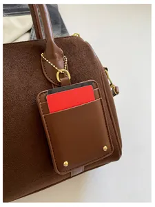 Nahaufnahme Detail braune Wildleder Boston Handtasche mit Kartenetui, Vintage Stoff.