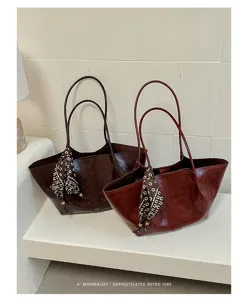 Retro-Öl-Wachs-Leder-Shopper mit stilvoller Seidenschal-Dekoration für Damen im Alltag.