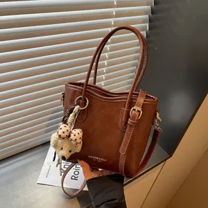 Borsa a Secchiello da Donna in Pelle PU Moda Minimalista Urbana Tracolla Con Ciondolo Orsetto di Peluche Borsa a Mano