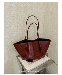 Nahaufnahme der Vintage-Ölwachsleder-Tote-Bag, dunkelbraune Schultertasche mit Knitteroptik.