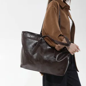 Große dunkelbraune Lackleder Umhängetasche für Damen, modische Pendler Achseltasche und Shopper.