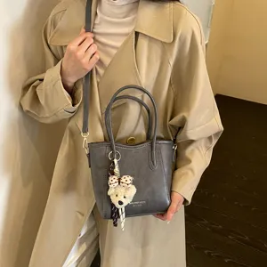 Elegante borsa a secchiello a tracolla da donna grigio scuro con ciondolo orsetto vista principale
