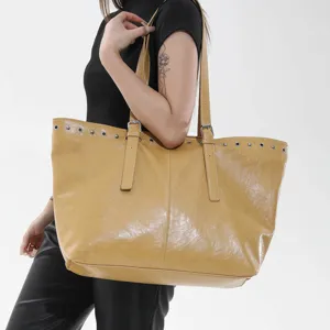 Große Schultertasche für Damen, stilvolle Shopper Tasche mit Metallösen und Trageriemen.