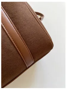 Braune Wildleder und Leder Textur Handtasche Detail, elegante Retro Stil Schultertasche Nahe