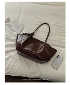 Detailansicht der Retro-Öl-Wachs-Leder-Tasche mit Seidentuch, eleganter Vintage-Look.