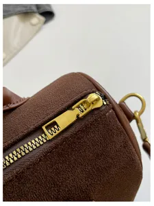 Braune Wildleder Boston Tasche Detail, Vintage schicke Umhängetasche Reißverschluss.