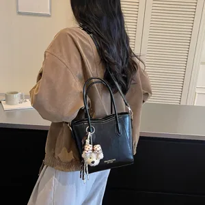 Borsa a mano nera elegante da donna, comoda borsa a secchiello con ciondolo a forma di orso.