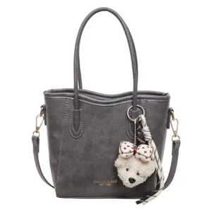 Borsa a mano grigia in pelle PU da donna con ciondolo a orsetto, elegante borsa a spalla chic.