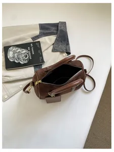 Braune Vintage Boston Umhängetasche, stilvolle Wildleder Crossbody Tasche Detail.