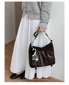 Chic retro messenger bag for women, stylish leather shoulder bag for daily casual wear.