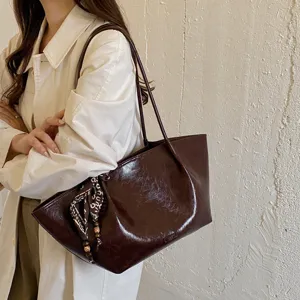 Retro Ölwachs Leder Shopper Tasche für Damen, große Schultertasche mit schickem Schal-Dekor.