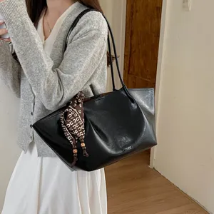 Schwarze Damen Tote Bag aus Öl-Wachs-Leder mit stilvollem Schal und Holzperlen.