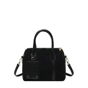 Elegante schwarze Wildleder Boston Handtasche mit Umhängegurt und Kartenhalter.