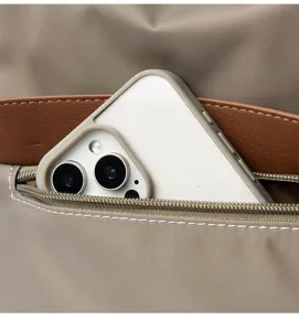 Nylon rugzak detailweergave met een ritsvak aan de voorkant en lederen afwerking.