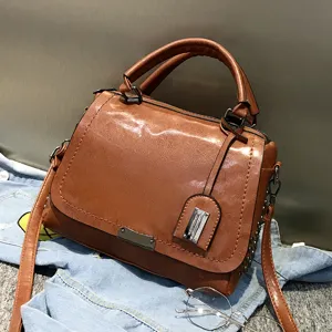 Borsa a mano Boston in pelle oliata vintage, borsa a tracolla casual da donna con borchie.