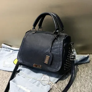 Borsa a mano Boston nera vintage da donna, borsa in pelle PU con borchie e tracolla regolabile.