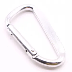 Mousqueton en aluminium détail gros-plan, crochet métallique léger pour camping en plein air.