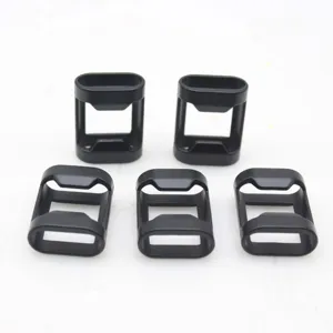 Gros plan sur les détails de la boucle ouvre-bouteille miniature en alliage de zinc noir.