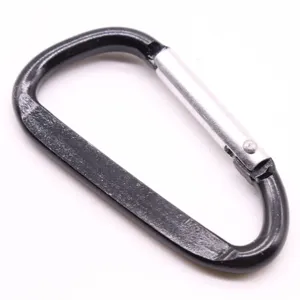 Vue detaillee de mousqueton en alliage d'aluminium, crochet leger pour camping et cles.