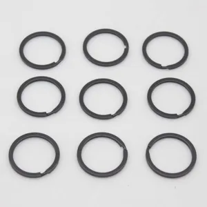 Dettaglio di anelli portachiavi in metallo nero, design piatto per accessori fai da te e catene.