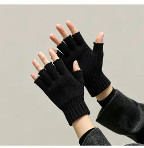 Detailansicht schwarzer Strick-Fingerlos-Handschuhe mit weichen Bündchen im Nahbereich.