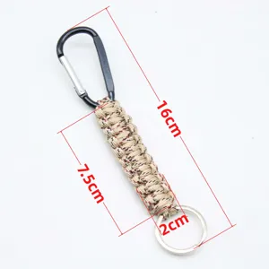 Detalle de llavero de paracord con longitud de 16 cm, cuerda trenzada de 7,5 cm y mosquetón metálico.