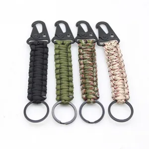 Vue détaillée de porte-clés en paracorde durable avec mousquetons métalliques colorés.