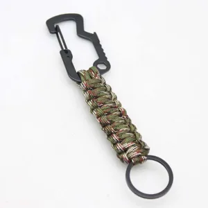 Llavero mosquetón tiburón de paracord con cuerda táctica verde camuflaje para exterior.