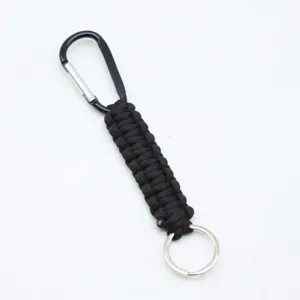 Llavero de paracord negro con mosquetón y anilla para uso en exteriores y llaves diarias.