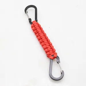 Λεπτομερής φωτογραφία για μπρελόκ paracord με μαύρα μεταλλικά άγκιστρα και κόκκινο κορδόνι