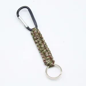 Llavero de paracord para exteriores con mosquetón negro y anillo metálico, trenzado fuerte.