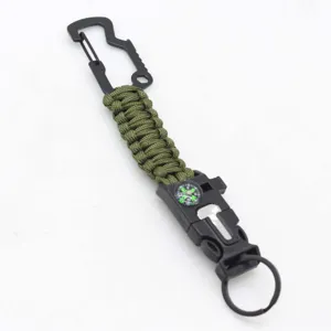 Primer plano detallado del llavero de paracord para supervivencia con mosquetón.