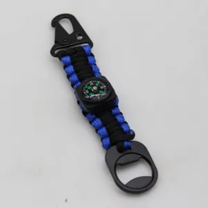 Portachiavi in paracord tattico con bussola e apribottiglie, dettaglio attrezzo di sopravvivenza.