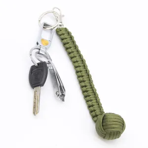 Llavero de paracord para supervivencia al aire libre con bola de acero y anilla resistente.