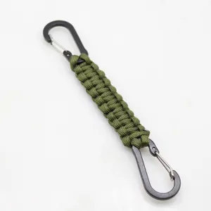 Τακτικό μπρελόκ paracord με μαύρα άγκιστρα, ανθεκτικό αξεσουάρ εξωτερικού χώρου.