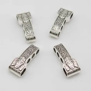 Gros plan détaillé de boucle de bracelet paracorde crâne en métal avec motifs gravés.