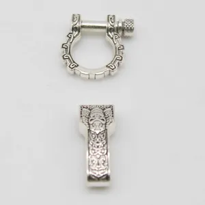 Vue détaillée de la boucle en alliage de zinc argenté pour bracelets de survie.