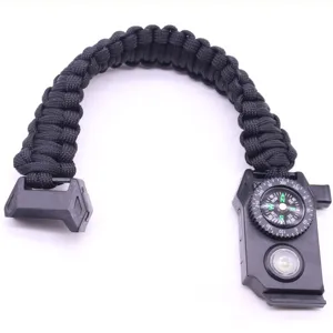 Gedetailleerd detail van de tactische survivalarmband met kompas en heldere LED-lamp.