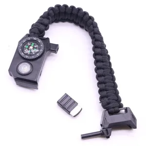 LED survival paracord armband met kompas, vuursteen en noodfluitje voor outdoor kamperen.