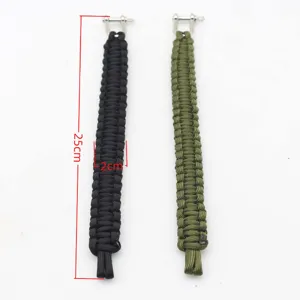 Vue détaillée du bracelet de survie en paracorde 7 brins avec manille en alliage 25cm.