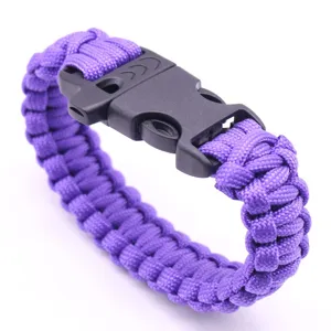 Primo piano del braccialetto di sopravvivenza in paracord viola con fibbia in plastica robusta.
