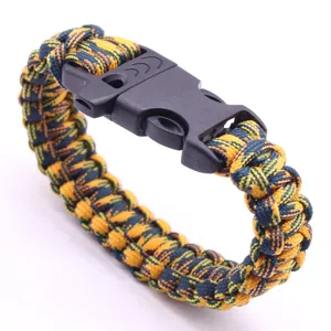 Vista dettagliata del braccialetto di sopravvivenza in paracord fatto a mano giallo.
