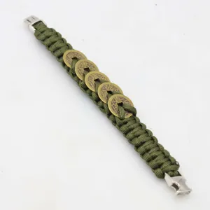 Vue detaillee du bracelet en paracorde vert armee avec pieces de monnaie en cuivre et boucle.
