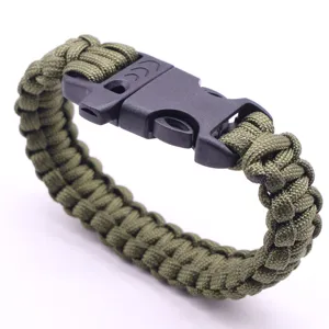 Vista dettagliata di un braccialetto di sopravvivenza in paracord verde con fibbia in plastica.