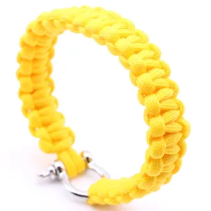 Bracelet de survie en paracorde 7 brins avec manille en alliage, design tressé solide.