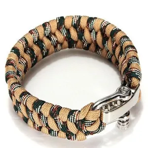 Detailansicht des handgemachten Survival-Fallschirmschnur-Armbands mit Zinklegierungs-Verschluss.