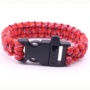 Braccialetto di sopravvivenza in paracord rosso con fibbia fischio in plastica per sport.