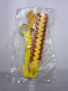 Verstelbare gevlochten paracord polsband voor telefoon en waterfles, duurzaam buitenkoord.