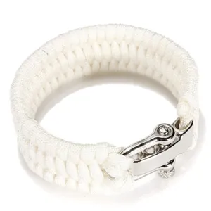 Nahaufnahme eines weißen Paracord Überlebensarmbands mit stabiler U-Shackle-Metallschließe.